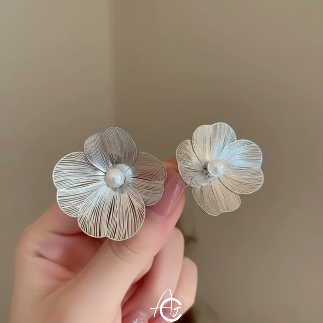 Daisy Silver Earrings - Image 3